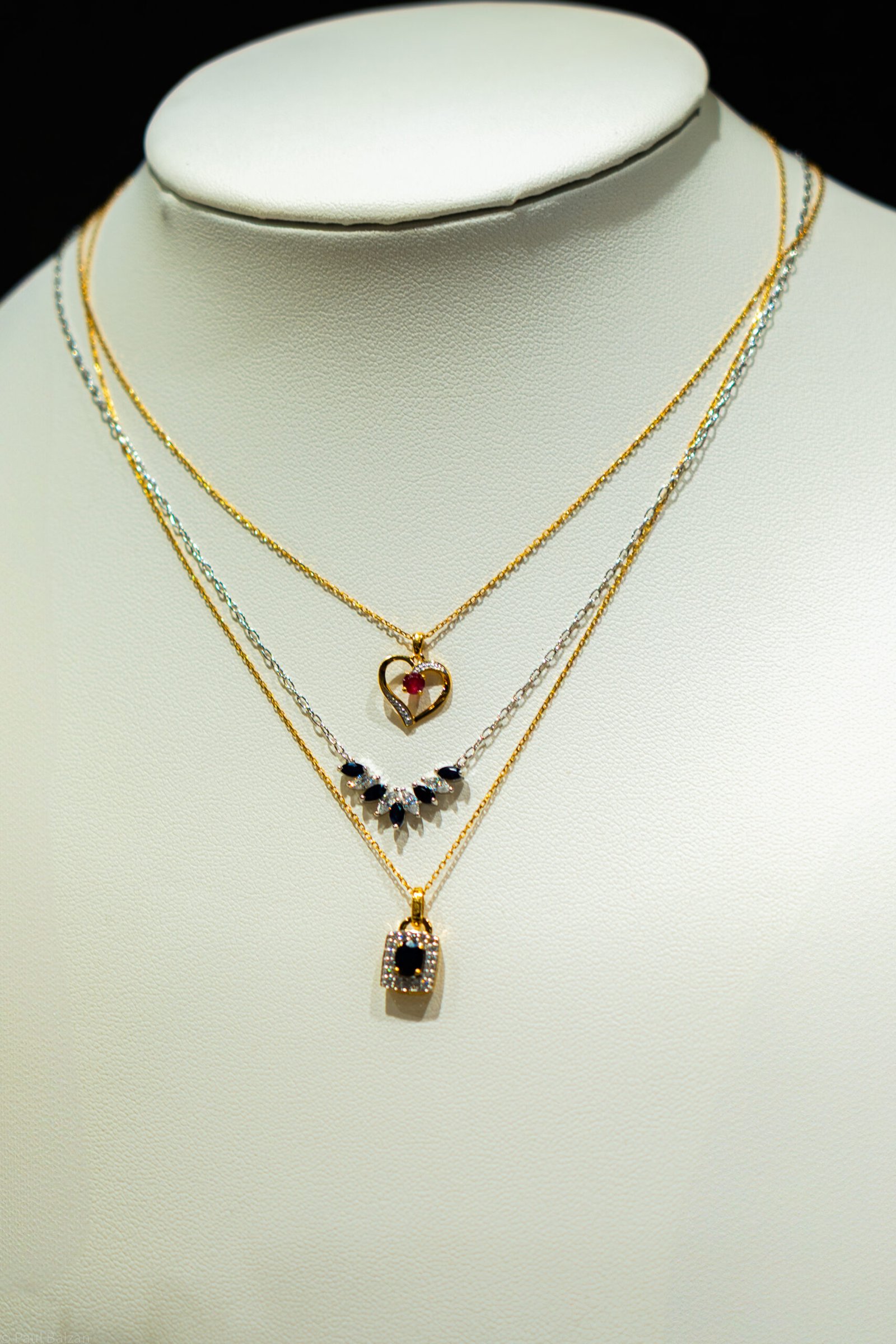 Colliers et pendentifs dor&eacute;s