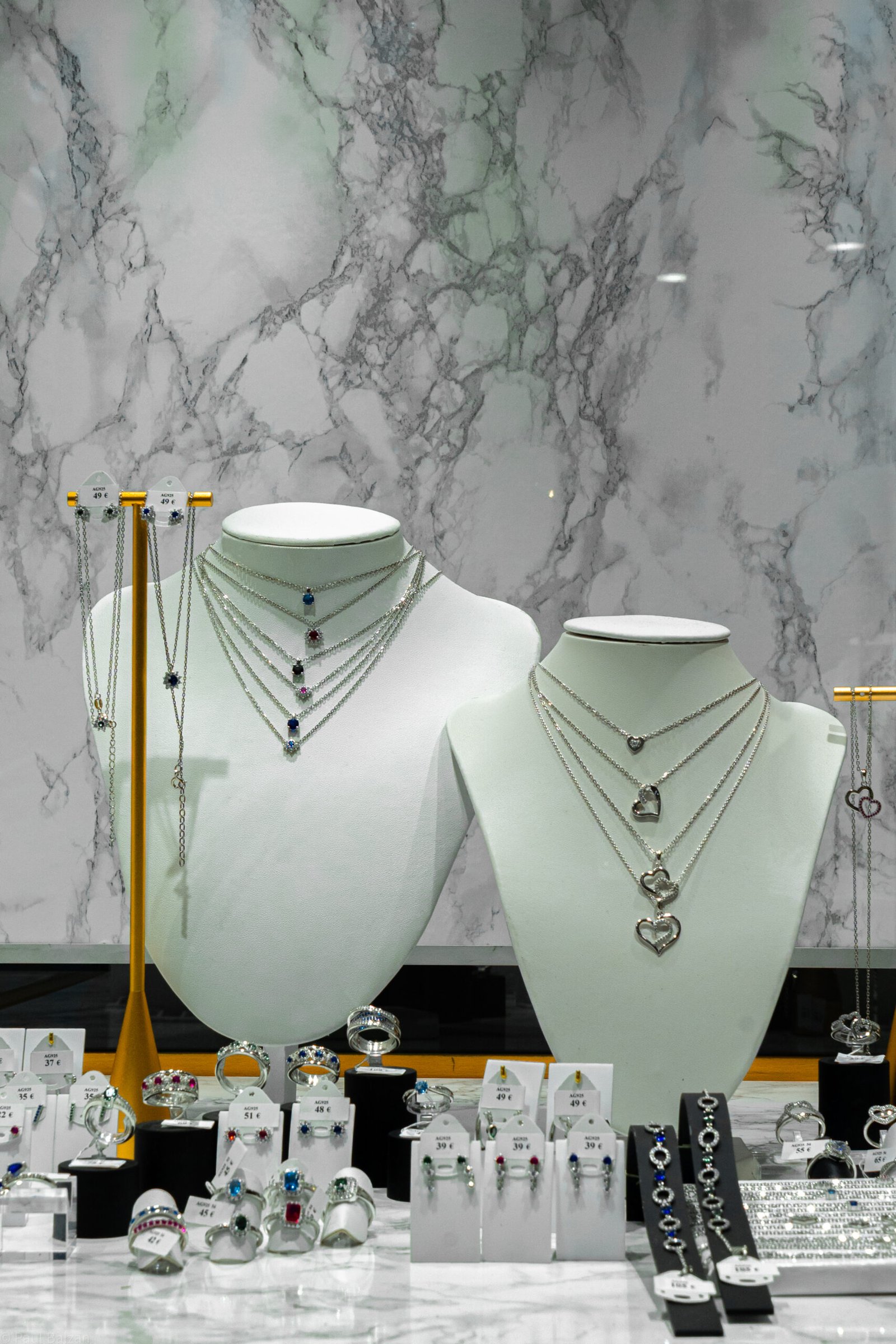 Bijoux sur buste en boutique